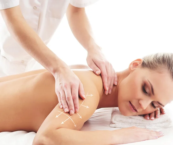Joven, hermosa y saludable mujer recibiendo masaje alternativo t — Foto de Stock