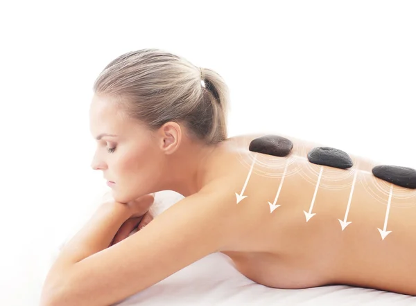 Junge, schöne und gesunde Frau bekommt alternative Massage — Stockfoto