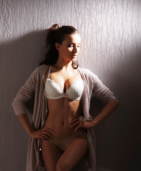 Uma mulher jovem e sexy posando em lingerie erótica — Fotografia de Stock