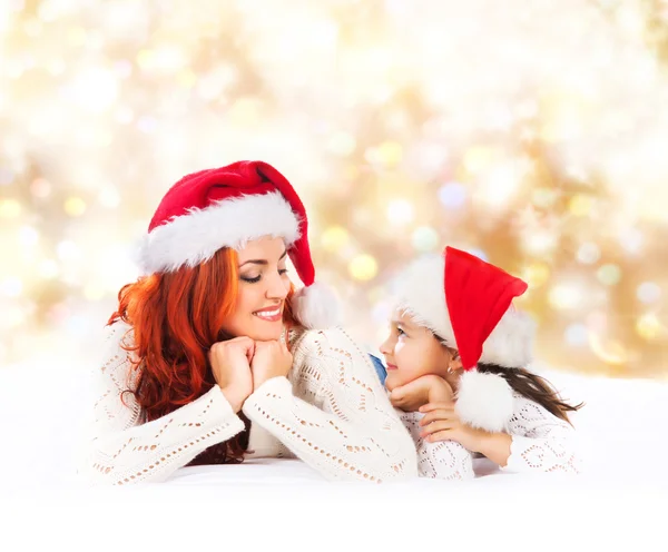 En ung och lycklig mor och dotter över jul backgro — Stockfoto