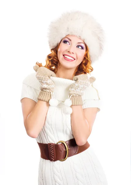Μια ευτυχισμένη γυναίκα που θέτουν σε ζεστά χειμωνιάτικα ρούχα που απομονώνονται σε λευκό — Φωτογραφία Αρχείου
