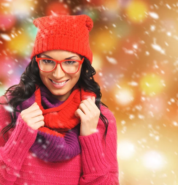 Porträtt av ung vacker flicka i vinter stil isolerad på whi — Stockfoto