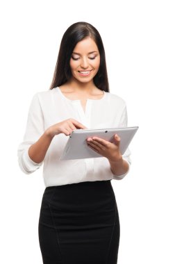 resmi kıyafetler bir tablet üzerinde çalışan genç iş kadını