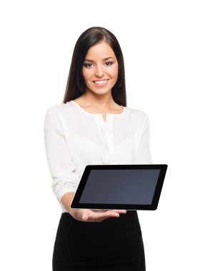 tablet bilgisayar tutan genç bir esmer businesswoan