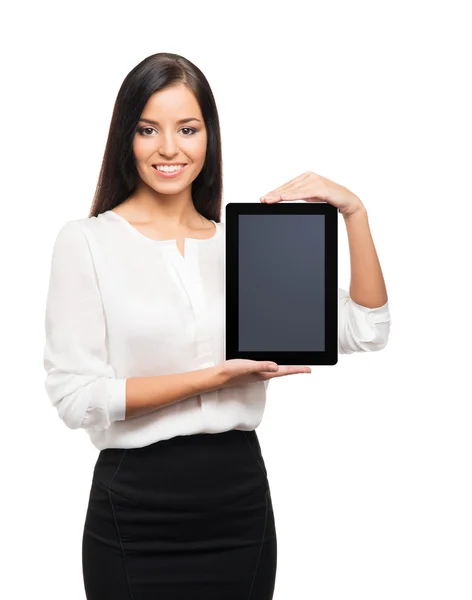 年轻的黑发 businesswoan，抱着一台平板电脑 — 图库照片