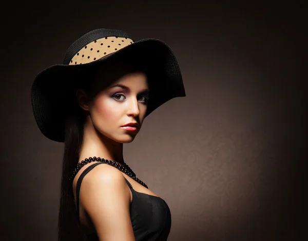 Portrait of a young woman in luxurious clothes — Stock Photo, Image