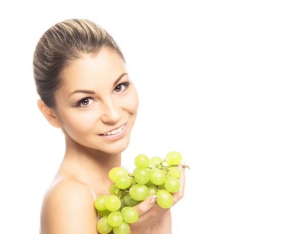 Retrato de una joven sosteniendo uvas frescas — Foto de Stock