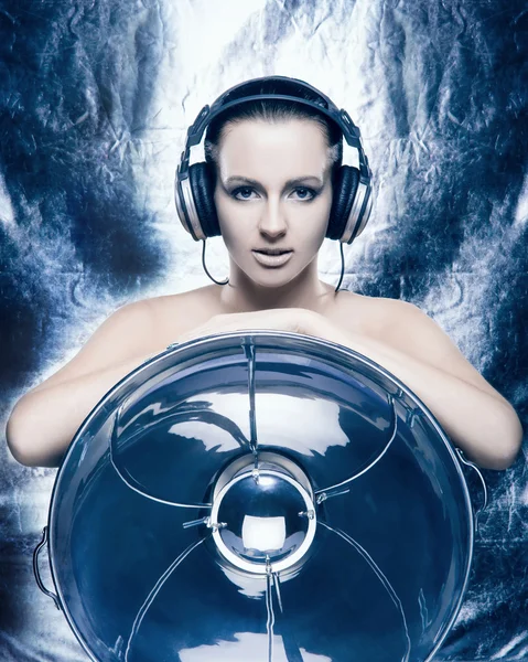 Fashion shoot of a young woman listening to the music in headphones — Stock Photo, Image