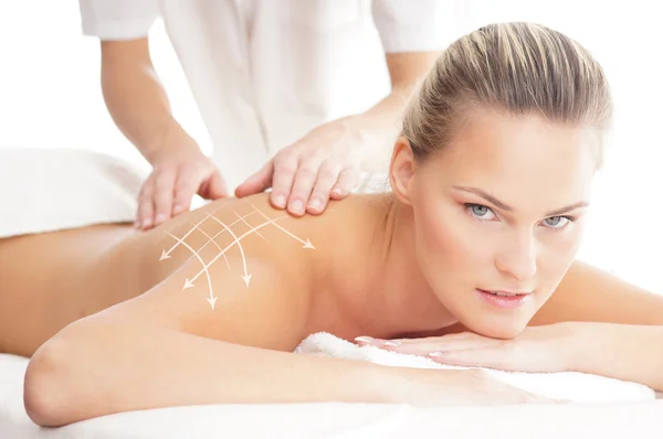 Een jonge vrouw op een massage-procedure — Stockfoto