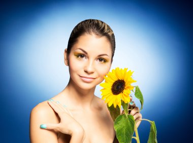 Ayçiçeği ile genç ve güzel kız