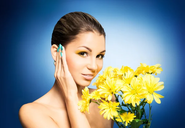 Girl with the bouquet of chrysanthemum — Stock Photo, Image