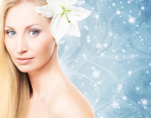 Young and healthy girl with a fresh lily flower — Stock Photo, Image