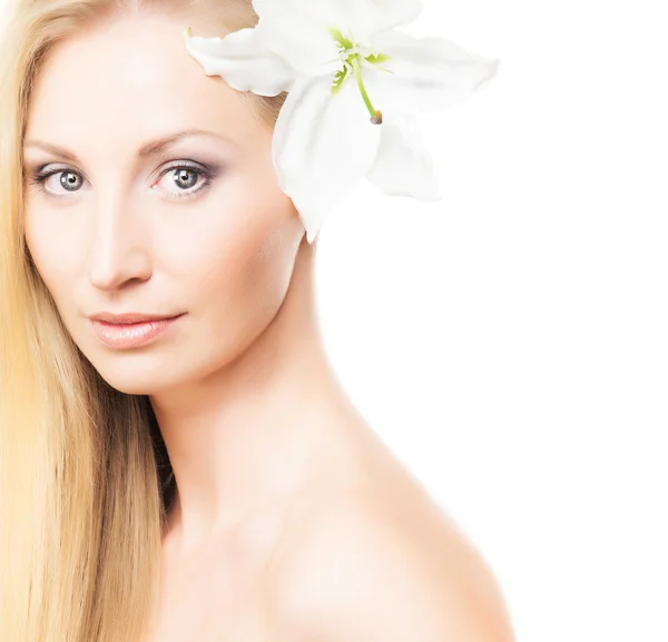 Menina com uma flor de lírio fresco — Fotografia de Stock