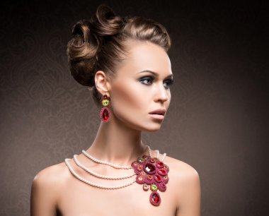 zengin bir kadın mücevher