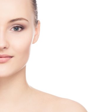 hafif makyaj genç ve çıplak bir kadın portresi