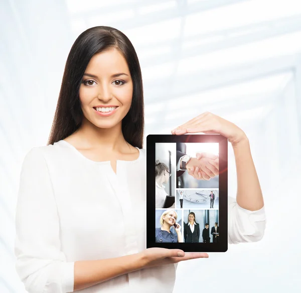 Donna d'affari con tablet pc — Foto Stock