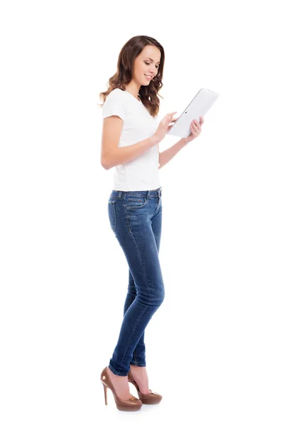 Dívka drží tabletu výpočetní — Stock fotografie