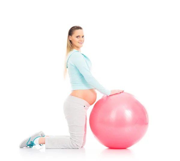 Беременная женщина с мячом — стоковое фото