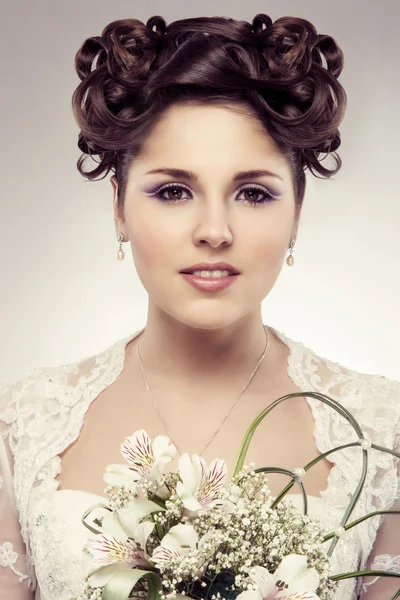 Sposa con bouquet — Foto Stock