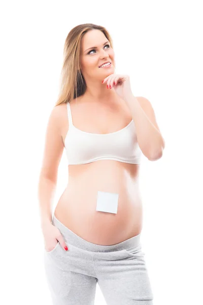Беременная наклейкой на животе — стоковое фото