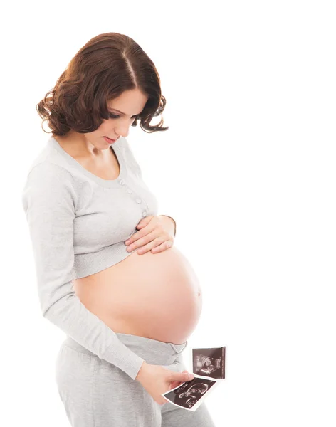 Eine junge brünette schwangere Frau isoliert auf weißem Hintergrund — Stockfoto