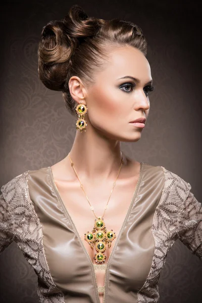 Mulher rica em jóias — Fotografia de Stock