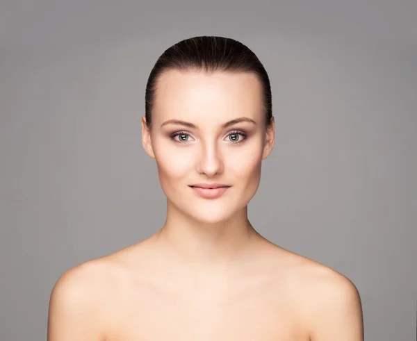 Retrato de uma mulher jovem e nua em maquiagem leve — Fotografia de Stock