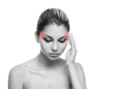 mujer con dolor de cabeza