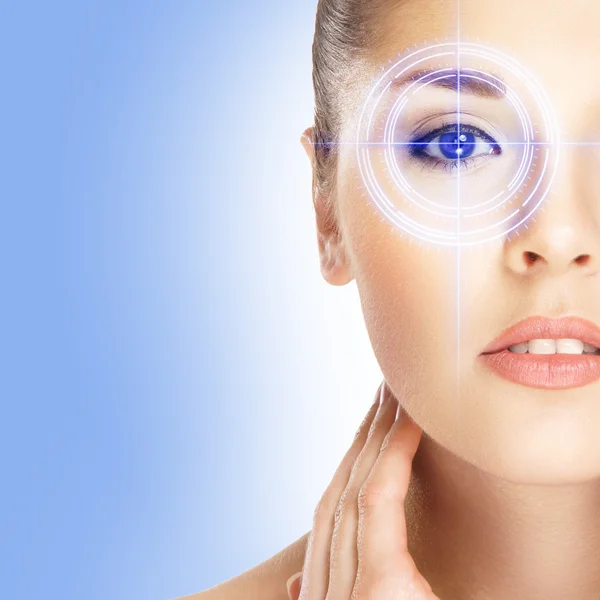 beyaz izole çekici genç bir kadın portresi