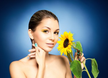 Ayçiçeği ile genç ve güzel kız