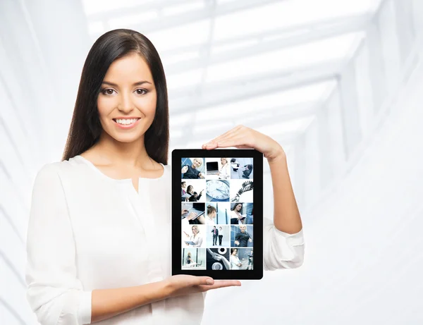 Zufriedene Geschäftsfrau mit dem Tablet-Computer — Stockfoto