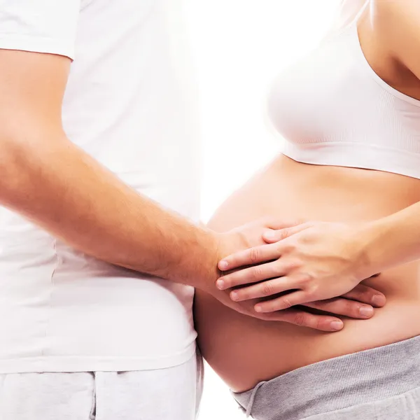Cuerpo de una mujer embarazada y un hombre cariñoso — Foto de Stock