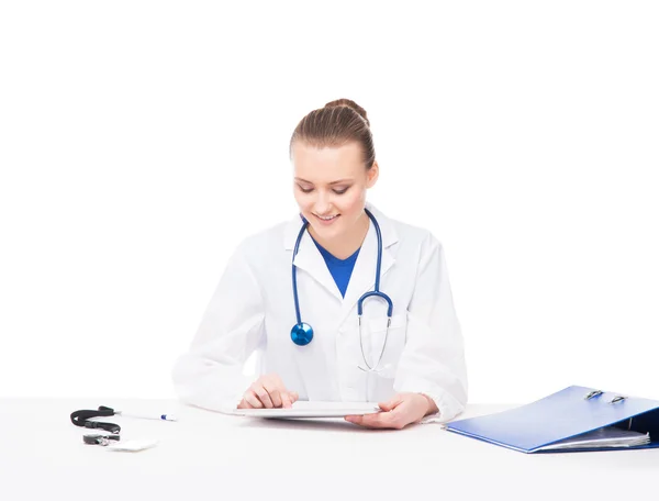 Jovem, profissional e alegre médico feminino — Fotografia de Stock