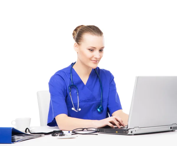 Jovem, profissional e alegre médico feminino — Fotografia de Stock