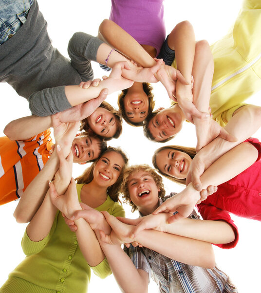 Группа улыбающихся счастливых подростков
