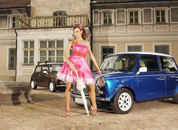 Imagen vintage de chica atractiva joven con dos coches viejos — Foto de Stock