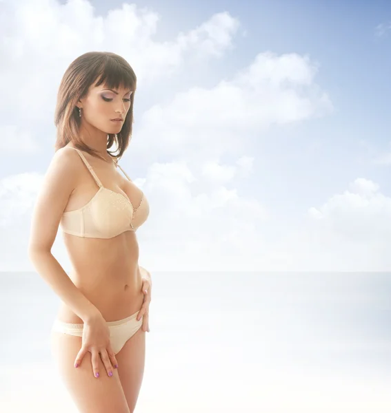 Jovem menina atraente em lingerie agradável isolado no branco — Fotografia de Stock