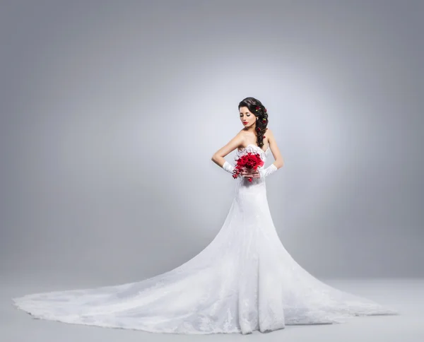 Bella sposa con un mazzo di fiori — Foto Stock