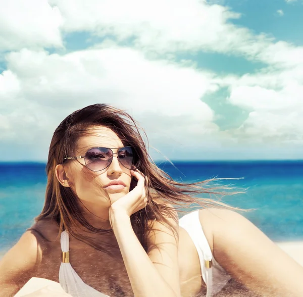 Μια όμορφη γυναίκα σε ένα χαλαρωτικό μαγιό στην παραλία — Φωτογραφία Αρχείου
