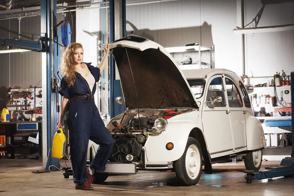 Mulher reparando o carro retro — Fotografia de Stock