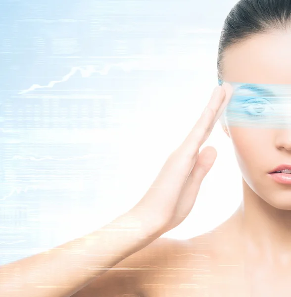 Kvinna med en virtuell hologrammet på hennes ansikte — Stockfoto