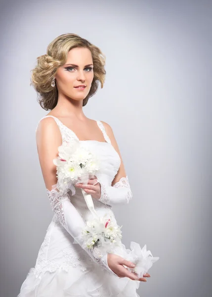 Прекрасная невеста с цветочным букетом — стоковое фото