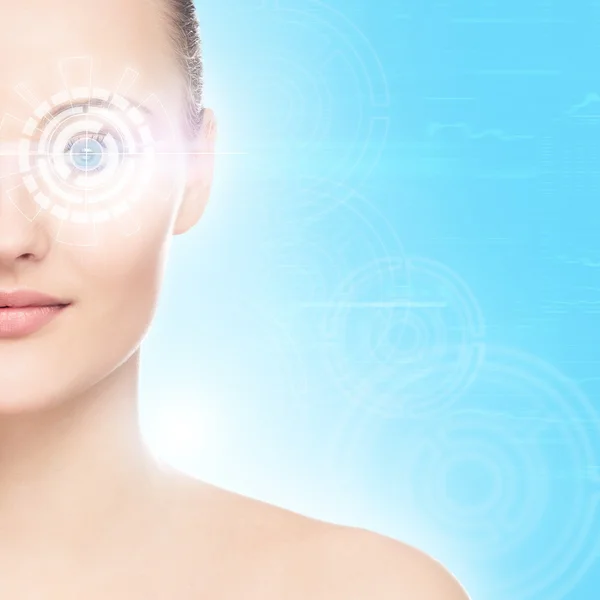 Женщина с лазерной голограммой на глазах — стоковое фото