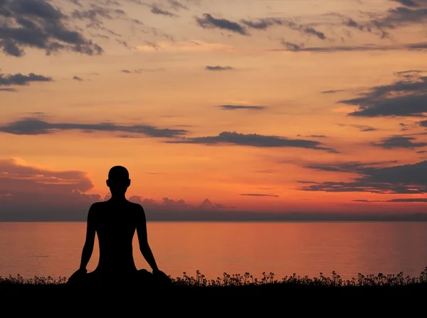 Yoga yapan bir kadın. — Stok fotoğraf