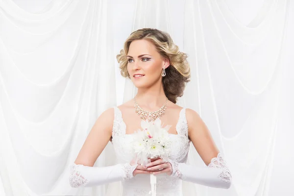 Young and beautiful bride — Stock Photo, Image