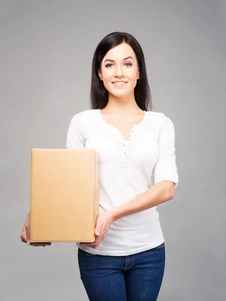 Chica con una caja de cartón —  Fotos de Stock