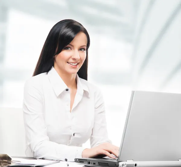 Geschäftsfrau arbeitet im Büro — Stockfoto