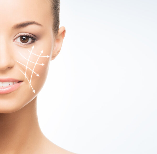 Девушка со стрелами на лице
