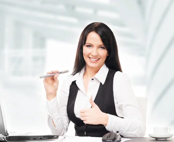 Femme d'affaires avec une cigarette électronique — Photo