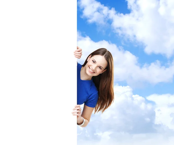 Chica con la pancarta en blanco. Espacio perfecto para poner cualquier texto . — Foto de Stock